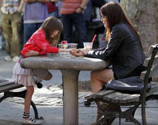 JULIANNE MOORE, ALEXANDER SKARSGARD und ONATA APRILE am Set von "What Maisie Knew"