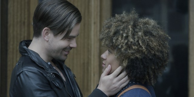 Roger (Matt Shingledecker) and Daphne (Ariana DeBose)